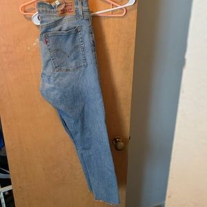 LEVIS Skinny Wedgie Jean w/ frayed ankle
